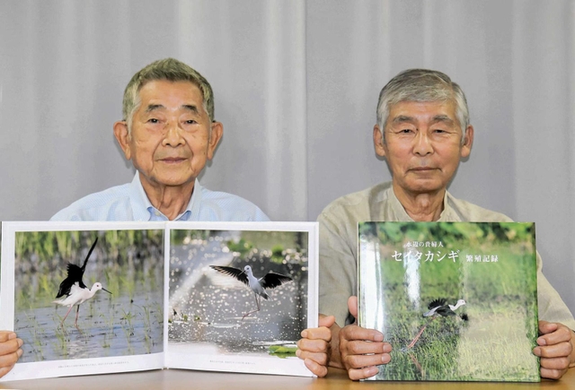 セイタカシギの写真集を刊行した名田稔さん（左）と三木敏史さん＝姫路市安田４、姫路市役所