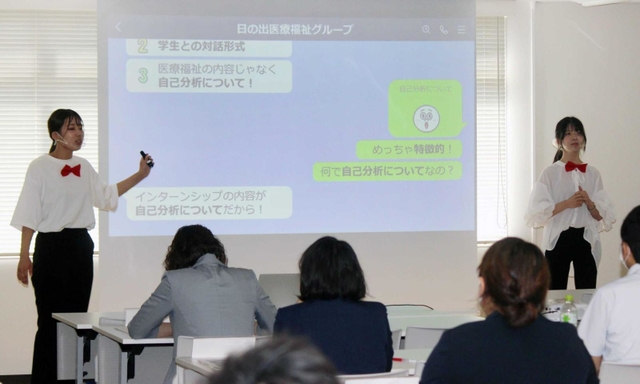 企業説明会について講評する学生。改善点などを提言した＝姫路市本町