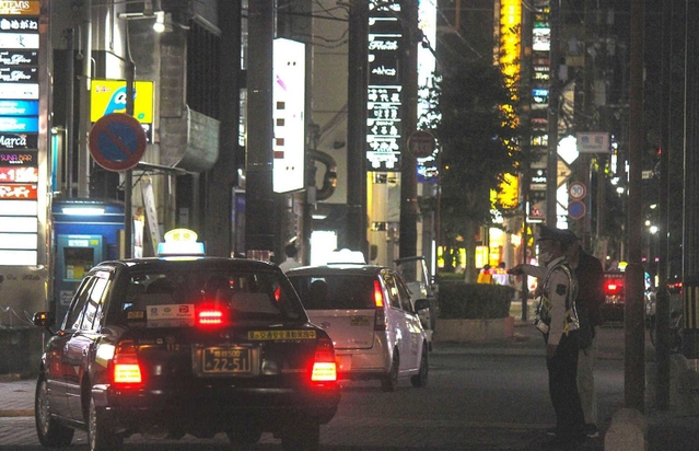 播磨最大の繁華街、姫路・魚町地区。パトカーで重点的に飲酒運転を取り締まっている＝姫路市魚町