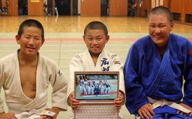 動画で仏選手へエールを送った広畑柔道教室の（左から）松村治勇副将、市丸心太郎主将、大野凱吏副将＝姫路市広畑区小松町３