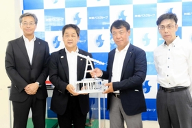 模型を寄贈する佐藤精機の佐藤慎介社長（右から２人目）＝姫路市書写、書写山ロープウェイ山麓駅