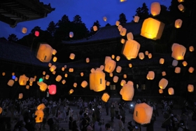 書写山円教寺の夜空を華やかに彩るランタン＝姫路市書写