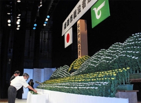 戦没者への追悼の思いを込め、祭壇に献花する出席者＝姫路市市民会館