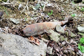 民家前から見つかった不発弾らしき物体＝姫路市