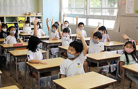 久しぶりに教室に集まった子どもたち＝安室東小