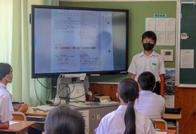 課題解決に向けた意見を発表する生徒＝菅野中