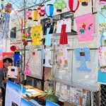 山陽大塩駅に飾られた大塩地区の「七夕さんの着物」＝姫路市大塩町宮前