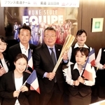フランス選手団を迎え入れた山田篤総支配人（中央）とホテルの従業員ら。聖火リレーの点火セレモニーにも参加した＝ホテル日航姫路