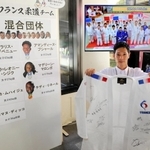 市役所１階に設けた特設コーナーでサイン入り柔道着を持つ市スポーツ振興室の白井俊輔さん＝姫路市安田４