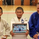 動画で仏選手へエールを送った広畑柔道教室の（左から）松村治勇副将、市丸心太郎主将、大野凱吏副将＝姫路市広畑区小松町３