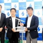 模型を寄贈する佐藤精機の佐藤慎介社長（右から２人目）＝姫路市書写、書写山ロープウェイ山麓駅