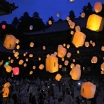 書写山円教寺の夜空を華やかに彩るランタン＝姫路市書写