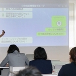 企業説明会について講評する学生。改善点などを提言した＝姫路市本町