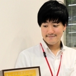 キンイロネクイハムシの生息地を発見した宮下直也学芸員＝姫路市青山、姫路科学館