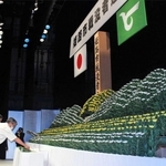 戦没者への追悼の思いを込め、祭壇に献花する出席者＝姫路市市民会館