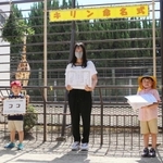 キリンの赤ちゃん（後方右）に「ココ」と名付けた（右から）坪田康平君、池田心来さん、牧志啓ちゃん＝姫路市立動物園