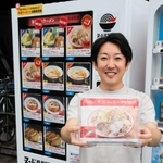 冷凍ラーメンの自動販売機「ヌードルツアーズ　姫路英賀保店」をアピールする竹内雅浩さん＝姫路市飾磨区城南町１