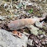 民家前から見つかった不発弾らしき物体＝姫路市