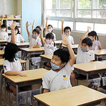 久しぶりに教室に集まった子どもたち＝安室東小