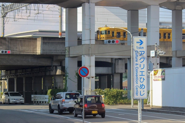 「アクリエひめじ」までの距離を１・９キロと示した標識。実際は線路を挟んだすぐ先にある＝姫路市北条