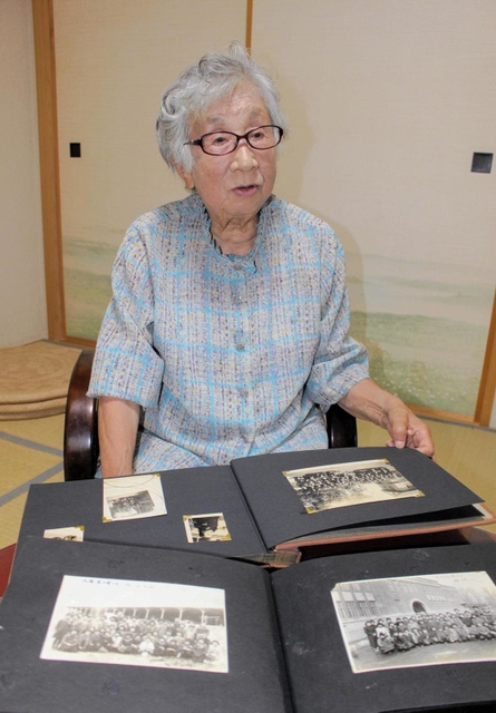 写真を示しながら、旧満州での暮らしを語る田郷和代さん＝姫路市新在家