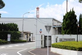 来年末にガラスびんの生産停止を予定する石塚硝子姫路工場＝姫路市飾磨区今在家