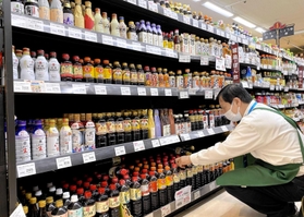 豊富な品ぞろえの調味料コーナーにはペットボトル容器が目立つ＝姫路市南町、ボンマルシェ姫路店