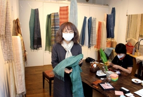会場で作品をＰＲする内間ルミ子さん＝姫路市平野町