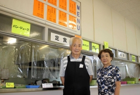 姫路飾西高校の食堂を切り盛りする多田忠紀さん（左）、慶子さん夫妻＝姫路市飾西