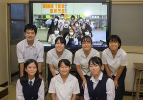 食堂をテーマに映像作品をつくった放送部の生徒ら＝姫路市飾西