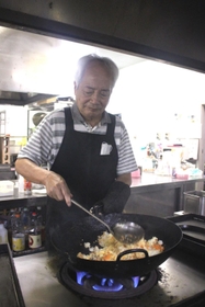 調理場で腕をふるう多田忠紀さん＝姫路市飾西