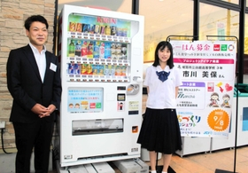売り上げ全てが市内の子ども食堂に寄付される自動販売機を発案した市川美保さん（右）と銀ビルストアーの大塚兼史専務＝姫路市白浜町乙