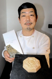 千姫ゆかりのすずりをかたどったもなかと森雅史さん＝姫路市広畑区蒲田５