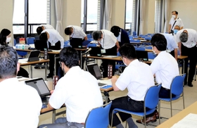 委員会の冒頭に暴言・体罰問題を陳謝する市教育委員会の幹部ら＝姫路市役所