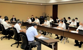 議員定数を２削減する条例改正案の提出を決めた姫路市議会議会運営委員会＝姫路市安田４