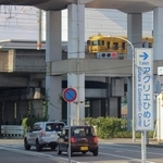 「アクリエひめじ」までの距離を１・９キロと示した標識。実際は線路を挟んだすぐ先にある＝姫路市北条