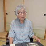 写真を示しながら、旧満州での暮らしを語る田郷和代さん＝姫路市新在家