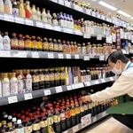 豊富な品ぞろえの調味料コーナーにはペットボトル容器が目立つ＝姫路市南町、ボンマルシェ姫路店