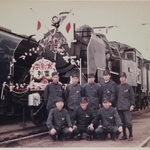 １９７２年ごろ、蒸気機関車の引退に合わせて撮影した記念写真＝松本雅夫さん提供