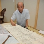 姫路の機関区で長年働いた松本雅夫さん。自宅に、当時の配線図やダイヤグラムなどを保管している＝高砂市