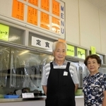 姫路飾西高校の食堂を切り盛りする多田忠紀さん（左）、慶子さん夫妻＝姫路市飾西