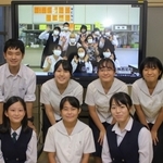 食堂をテーマに映像作品をつくった放送部の生徒ら＝姫路市飾西