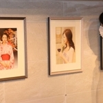写真のようにリアルに描いた美人画が並ぶ会場＝姫路市南八代町