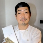 千姫ゆかりのすずりをかたどったもなかと森雅史さん＝姫路市広畑区蒲田５