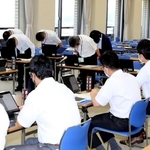 委員会の冒頭に暴言・体罰問題を陳謝する市教育委員会の幹部ら＝姫路市役所