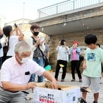 採集したチョウを一斉に放ち、ジャコウアゲハをＰＲするイベント＝姫路市駅前町