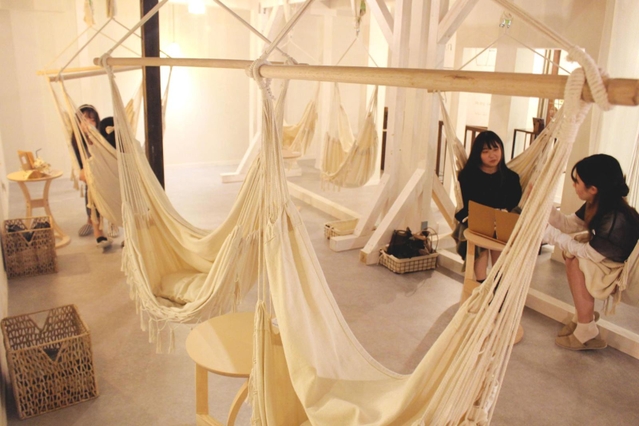 白を基調としたハンモックが並ぶ段カフェの２階スペース＝姫路市紺屋町