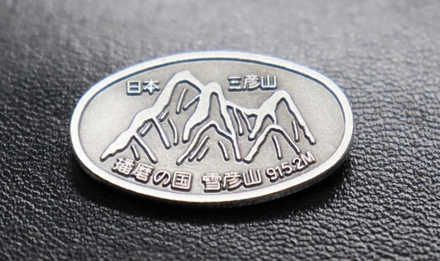植田将志さんが売り歩く雪彦山の登山バッジ