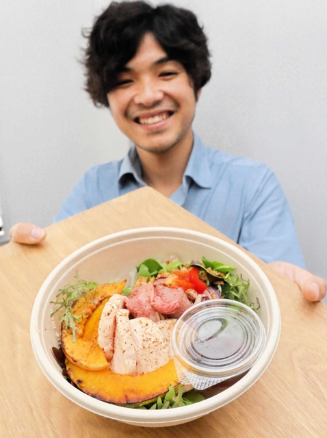麻生賀教さんイチオシの「ブルバ丼」。鮮やかな色合いが食欲をそそる＝姫路市飾磨区今在家北１