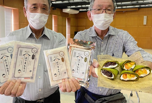 「はりまもちこ」を使ったスイーツを紹介する壺阪豊之さん（左）ら＝姫路市商工会香寺支所